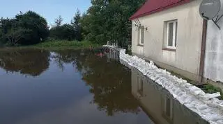 Worki z piaskiem przed domem w Żukowie Morskim (KWP PSP Szczecin)