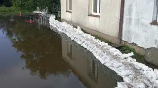 Worki z piaskiem przed domem w Żukowie Morskim (KWP PSP Szczecin)