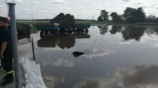 Worki z piaskiem przed domem w Żukowie Morskim (KWP PSP Szczecin)