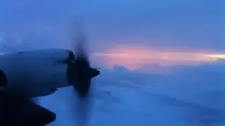 Wschód słońca widziany z wnętrza burzy tropikalnej Isaac (NOAA)
