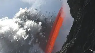Wybuchowe spotkanie lawy i zimnej wody Pacyfiku (USGS)