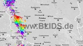Wyładowania atmosferyczne na terenie kraju w godz. 20.45-22.45 (blids.de)