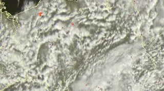 Wyładowania atmosferyczne nad Polską ok. godziny 13. Oznaczone żółtymi plusami (sat24.com)