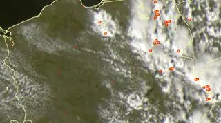 Wyładowania atmosferyczne oznaczono plusami
