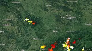 Wyładowania atmosferyczne oznaczono plusami
