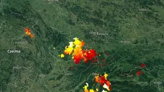 Wyładowania atmosferyczne oznaczono plusami (blitzortung