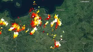 Wyładowania atmosferyczne oznaczono plusami (blitzortung