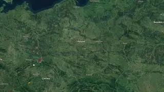 Wyładowania atmosferyczne oznaczono plusami (blitzortung