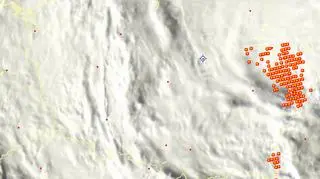 Wyładowania atmosferyczne oznaczono plusami