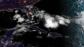 Z tych chmur może się utworzyć burza tropikalna Humberto (noaa