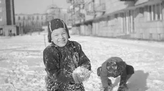 Zabawy zimowe dzieci na osiedlu Praga I w Warszawie, 1955 - 1965.
http://www.audiovis.nac.gov.pl/obraz/143927/7e2afb65584d5b3a82b1ac922dcc5da2/