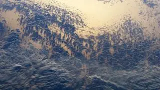 Zachodzące słońce oświetliło efektowną kompozycje cumulusów (NASA/Earth Obserwatory)