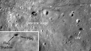 Zbliżenie na miejsce, gdzie flagę zatknęła załoga Apollo 17 (NASA/GSFC/Arizona State University)