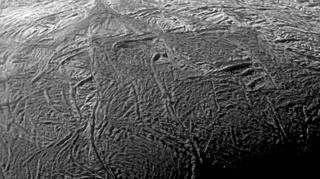 Zbliżenie na "Pasy Tygrysa" na powierzchni księżyca Enceladus wykonane przez sondę Cassini w dn. 21 listopada 2009 r. 