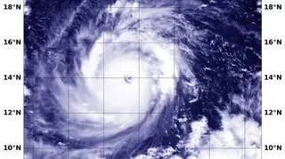 Zdjęcia satelitarne tajfunu Mangkhut z 12 września (NASA/NOAA/NRL)