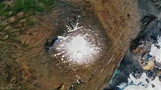 Zdjęcie lodowca Okjokull wykonane w 1986 roku (NASA Earth Observatory/Joshua Stevens)