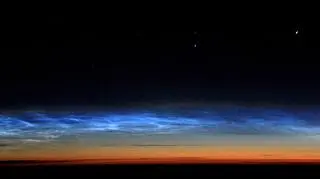 Zdjęcie obłoków srebrzystych zrobione z pokładu samolotu lecącego nad Kanadą (NASA/Image Courtesy of Brian Whittaker)