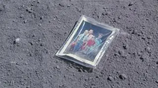 Zdjęcie rodzinne astronauty Charlesa Duke'a, które zostawił na Księżycu (WIkipedia/NASA)