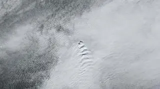 Zdjęcie satelitarne chmur nad Islandią z 30 kwietnia (Joshua Stevens, NASA Earth Observatory) 