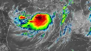 Zdjęcie satelitarne cyklonu Barry wykonane w podczerwieni - godzina 20 (NOAA)