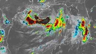 Zdjęcie satelitarne cyklonu Barry wykonane w podczerwieni - godzina 8 (NOAA)