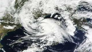 Zdjęcie satelitarne cyklonu Rolf (NASA)