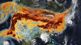 Zdjęcie satelitarne drogi dymu z kalifornijskich pożarów z 15 września (earthobservatory.nasa.gov)