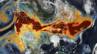 Zdjęcie satelitarne drogi dymu z kalifornijskich pożarów z 16 września (earthobservatory.nasa.gov)