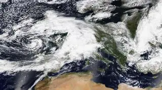 Zdjęcie satelitarne Europy z 8 maja (NASA Worldview)