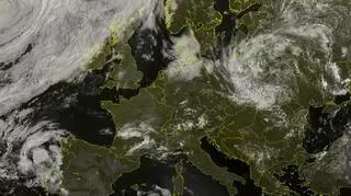 Zdjęcie satelitarne Europy z godz. 10.45 (sat24.com/Eumetsat/Met Office)