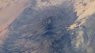 Zdjęcie satelitarne fragmentu masywu Tibesti z najwyższym wzniesieniem -wulkanem Emi Koussi (NASA)