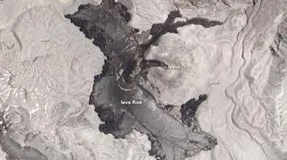 Zdjęcie satelitarne obsydianowej lawy z wulkanu Puyehue Cordón Caulle (Earth Observatory image by Jesse Allen and Robert Simmon, using EO-1 ALI data from the NASA EO-1 team)