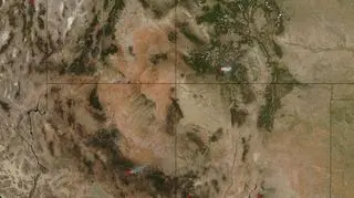 Zdjęcie satelitarne pożarów na zachodzie USA w dniu 19 czerwca (NASA/MODIS)