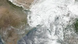 Zdjęcie satelitarne pozostałości cyklonu Amphan 21 maja (NASA Worldview)