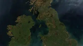 Zdjęcie satelitarne przedstawiające bezchmurną przestrzeń nad Wyspami Brytyjskimi - NASA