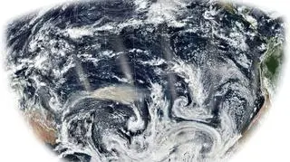 Zdjęcie satelitarne pyłów 6 stycznia (NASA)