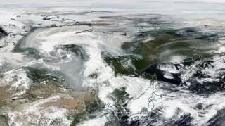 Zdjęcie satelitarne z 9 sierpnia przedstawiające dym nad Jakucją (worldview