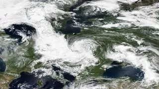 Zdjęcie satelitarne z godziny 14.30 (NASA Worldview)