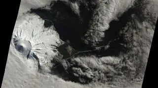Zdjęcie wulkanu na Wyspie Heard wykonane 13 października 2012 (NASA)