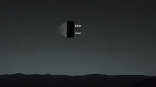 Ziemia i Księżyc na sfotografowane przez łazik Curiosity z powierzchni Marsa