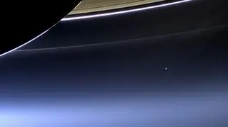 Ziemia i Księżyc sfotografowane 19.07.2013 r. przez sondę Cassini zza Saturna (NASA/JPL-Caltech/Space Science Institute)