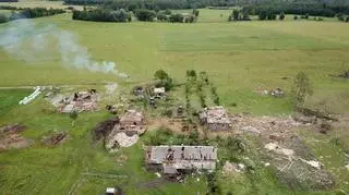 Zniszczenia po przejściu trąby powietrznej na Łotwie