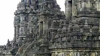 Zniszczenia w zespole świątynnym Prambanan na Jawia (Wikipedia)