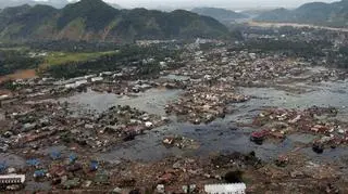 Zniszczona sumatrzańska wieś po przejściu fali tsunami w 2004 roku (U