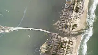 Zniszczone nabrzeże miasta Mantoloking w stanie New Jersey (NASA)