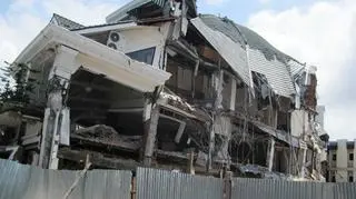 Zniszczony hotel w Padang, stolicy Sumatry Zachodniej (Netaholic13/Wikipedia)