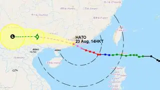 Zobacz trasę tajfunu Hoto (stan na godzinę 8; źródło: hko.gov)