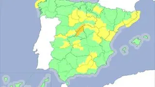 Żółtym i pomarańczowym kolorem zaznaczono prowincje, w których obowiązuje pogodowy alarm (AEMET)