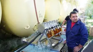 Zwiedzasz fabrykę a tu nagle otacza Ciebie woń koniaku. Podchodzisz, parę pozdrowień, uśmiechów i butelka ląduje w twojej ręce. Pięcioletni koniak prosto z beczki smakuje niesamowicie(Kontakt Meteo/Łukasz Firsowski, Marcin Skowronek)