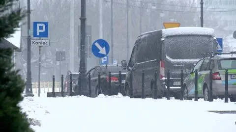 "Miasto jest sparaliżowane".  Korki i kolizje spowodowane śniegiem